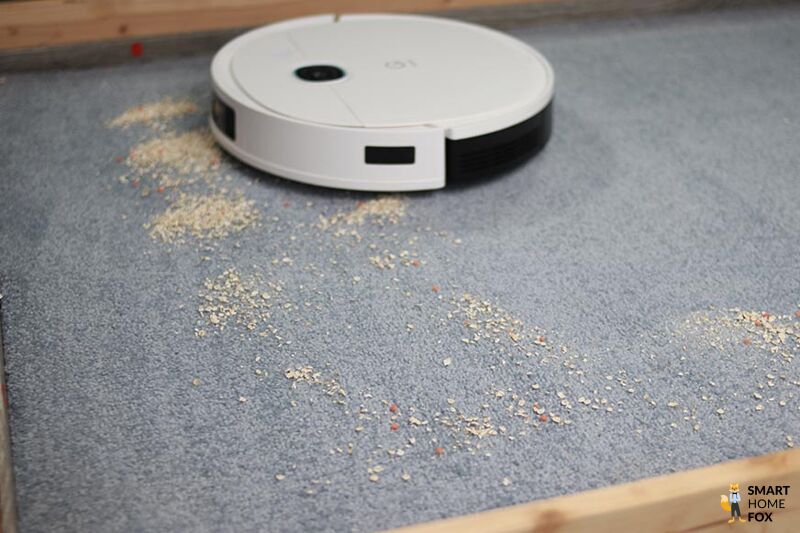 Yeedi Vac 2 Pro reinigt Haferflocken beim Saugtest auf einem Teppich